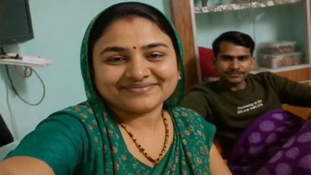 Desi Aunty Bed Romanse – Kiss And Fucking Leaked Porn Video